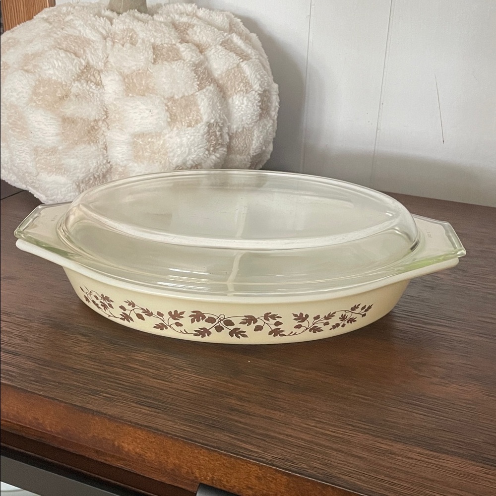 PYREX 1 1/2 qt Golden Acorn Split Casserole Dish with its Lid!
